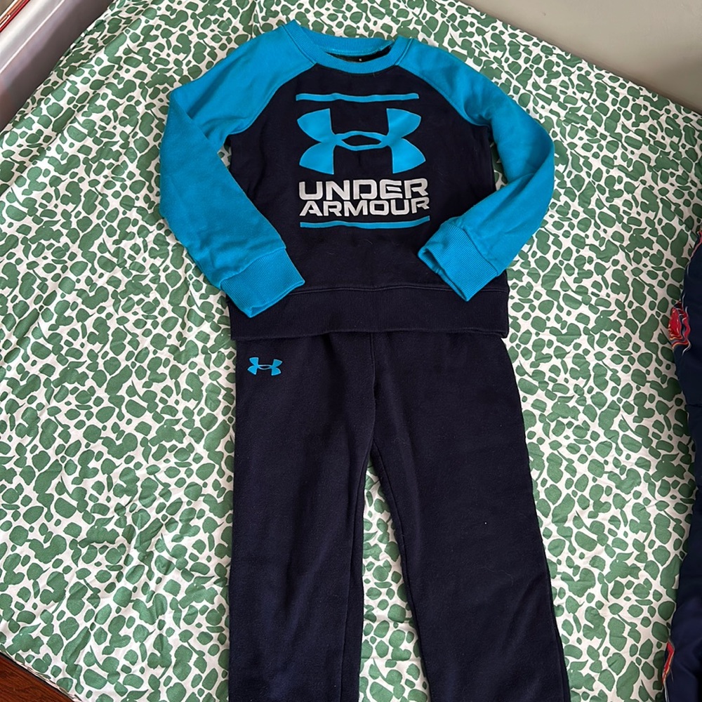 UNDER ARMOUR matching sweat outfit. Boys size 5. Navy and light blue.